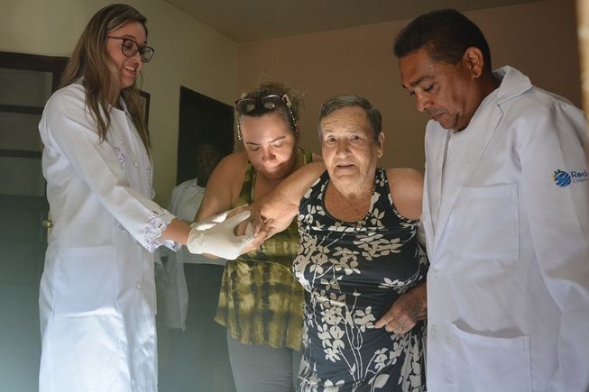 PMFS: Paciente de AVC aos 83 anos, dona Noélia evolui com Serviço de Atenção Domiciliar