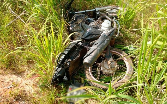 Motociclista é lançado por carro em matagal após ultrapassagem na BR-242