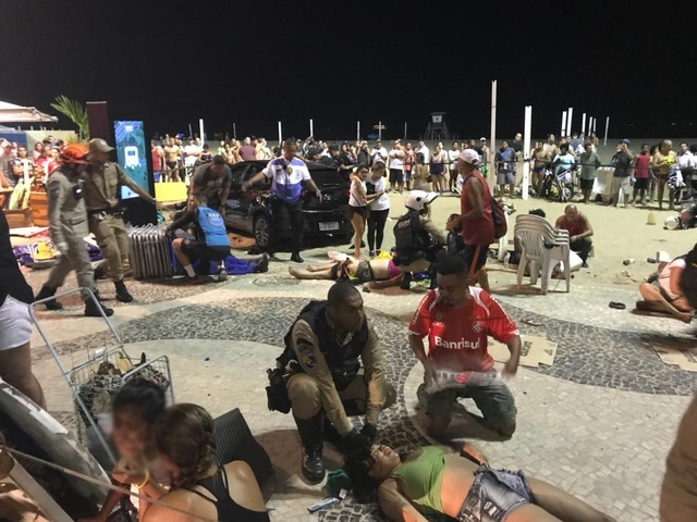 Carro invade calçadão e a Praia de Copacabana e deixa feridos