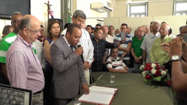 Por viagem aos Estados Unidos, José Ronaldo transmite cargo ao vice Colbert Filho
