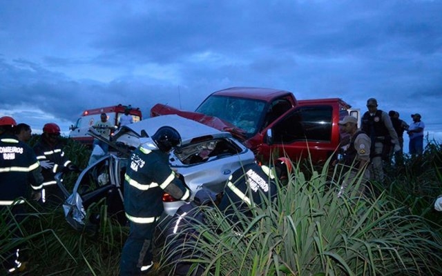 Adolescentes morrem em batida entre carro e caminhonete após roubarem veículo em cidade da Bahia