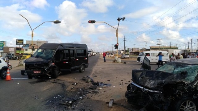 Duas pessoas morrem em acidente entre dois veículos no Anel de Contorno