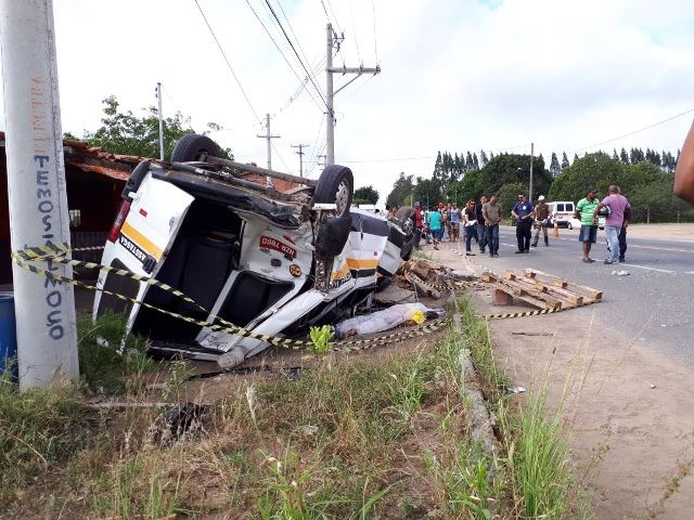 Acidente entre micro-ônibus e van deixa uma pessoa morta na estrada Feira-São Gonçalo