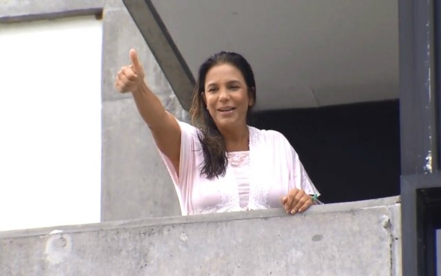 Ivete Sangalo aparece na varanda do hospital onde está internada e diz que terá alta na quarta