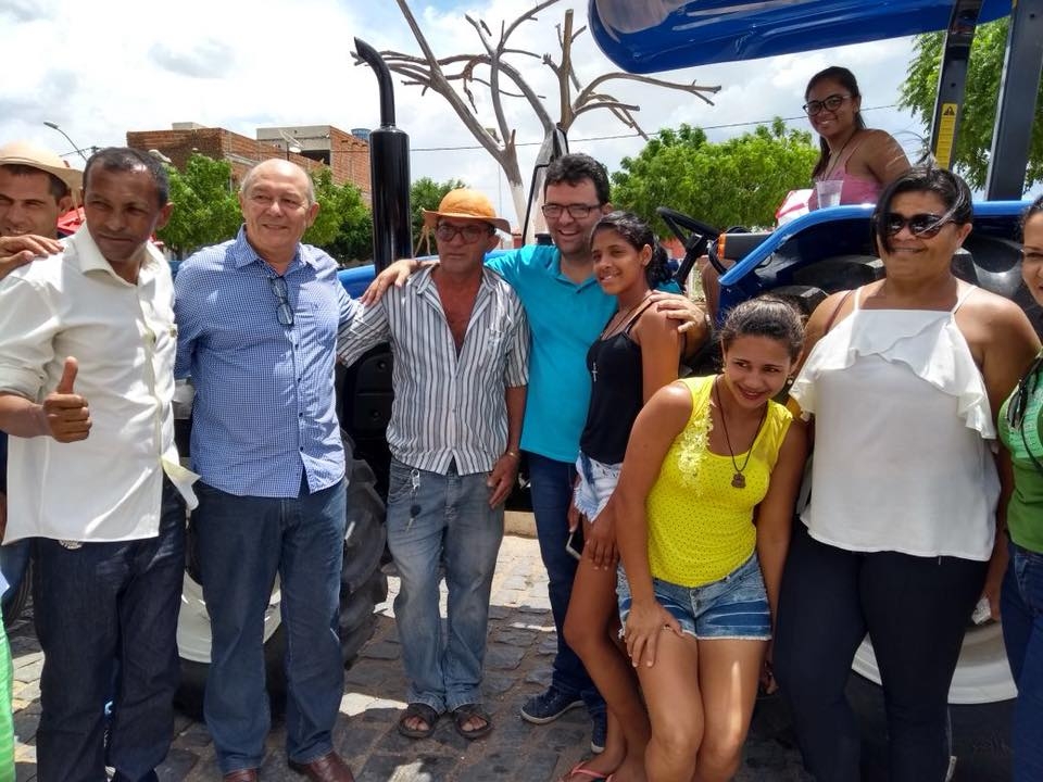 Deputado José Nunes entrega tratores agrícolas no município de Uauá  