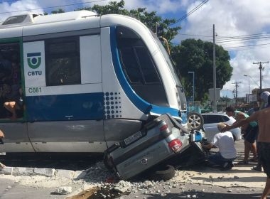 Colisão entre carro e VLT em Maceió mata duas pessoas e deixa outras duas feridas