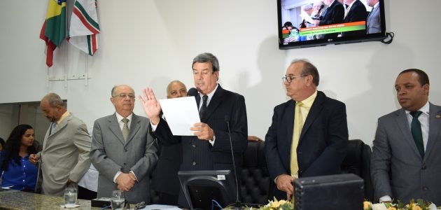 Câmara empossa Colbert como prefeito de Feira