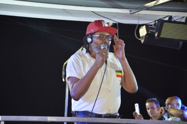 Edson Gomes arrasta uma multidão na madrugada de domingo