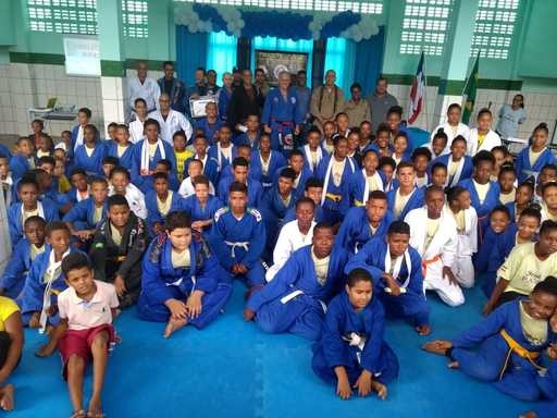  Projeto da PM na Ilha de Itaparica gradua 70 jovens no jiu-jitsu