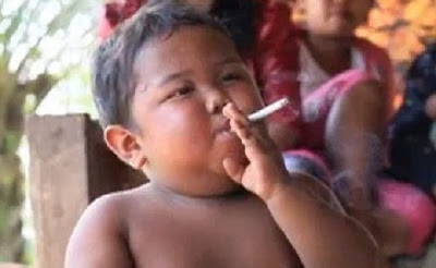 Você lembra do bebê fumante da Indonésia? Veja como ele está