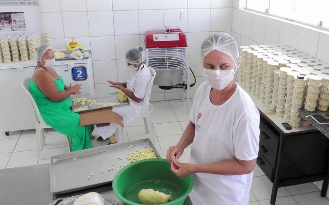 FEIRA DE SANTANA: Mulheres deixam a enxada e agora produzem e comercializam alimentos
