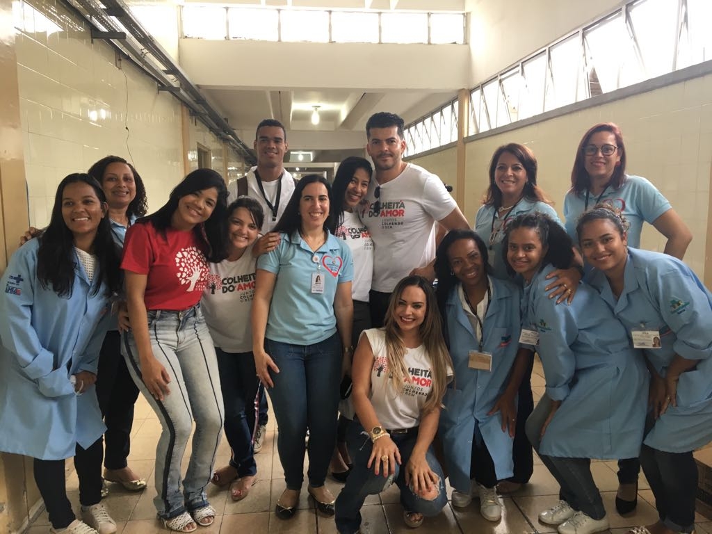 Mães internadas no Hospital Clériston Andrade são homenageadas com música e brindes