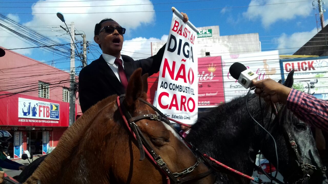 Vereador Edvaldo Lima chega a Câmara montado a cavalo protestando contra reajuste do preço da gasolina