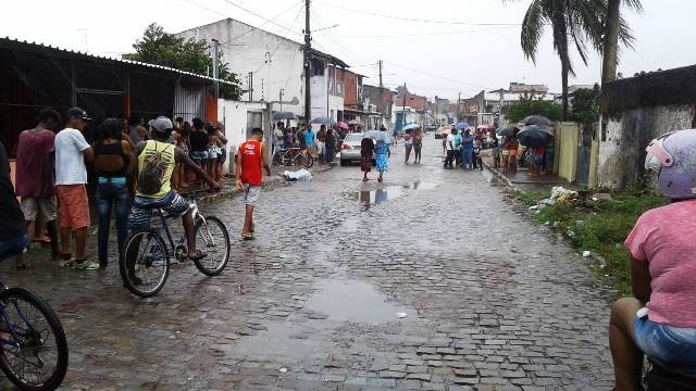 FEIRA DE SANTANA: Homens encapuzados executam jovem no bairro Irmã Dulce