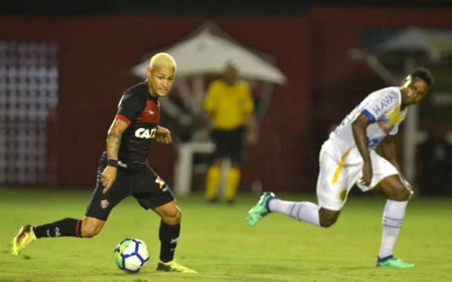 Vitória vence a Chapecoense por 1 a 0 e sai do Z-4