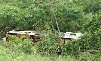 Ônibus escolar cai em ribanceira no interior da Bahia