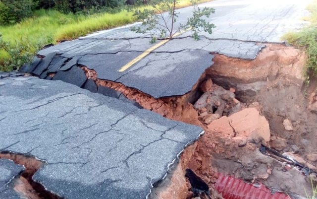 Chuva interdita trecho de rodovia e deixa famílias desabrigadas no sul da Bahia