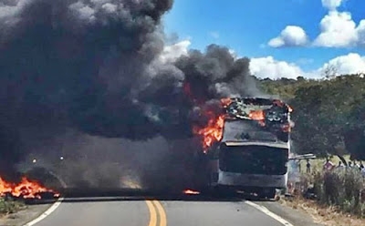 Ônibus com dezenas de passageiros pega fogo em rodovia baiana