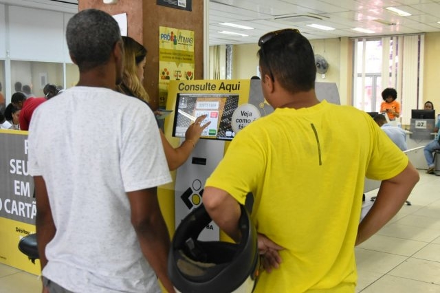 Salvador: cidadão pode pagar débitos no Detran com cartão em 12 parcelas