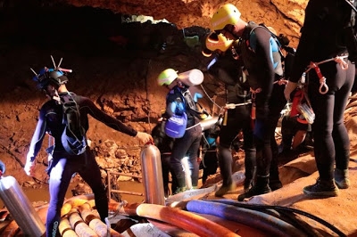 Primeiros meninos são retirados de caverna na Tailândia