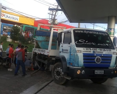 SALVADOR: Motorista de caminhão perde controle, invade posto e atropela cinco pedestres; 1 pessoa morreu