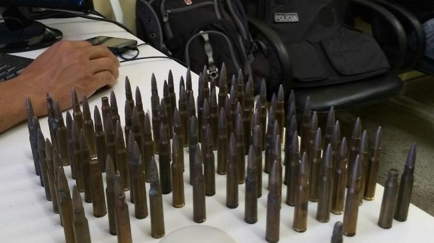 Quarteto é flagrado com munições de fuzil e drogas no Subúrbio Ferroviário
