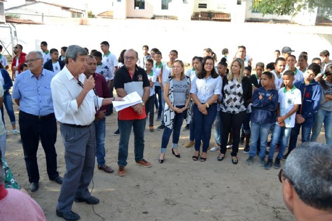 PMFS: Alunos da Escola Clóvis Ramos Lima comemoram a construção de uma quadra de esportes