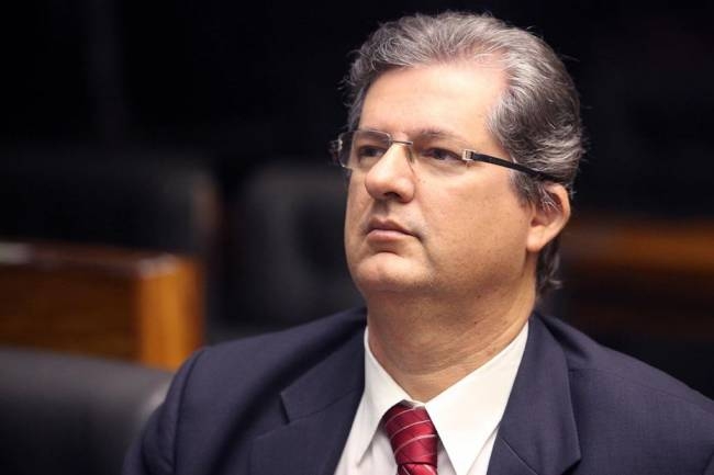 Jutahy aceita Lázaro como candidato ao Senado