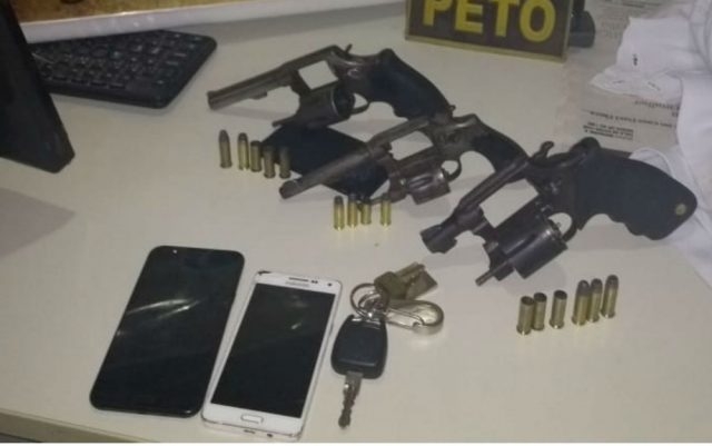 Trio morre em confronto com a PM na BR-324 após assaltar pedestres; celulares e armas foram apreendidos