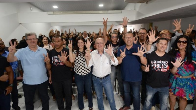 Feira de Santana: Zé Ronaldo participa de encontro com policiais militares