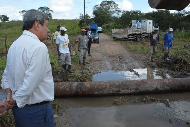 PMFS: Iniciada desobstrução da estrada da Fazenda Umbuzeiro, no Campo do Gado Novo