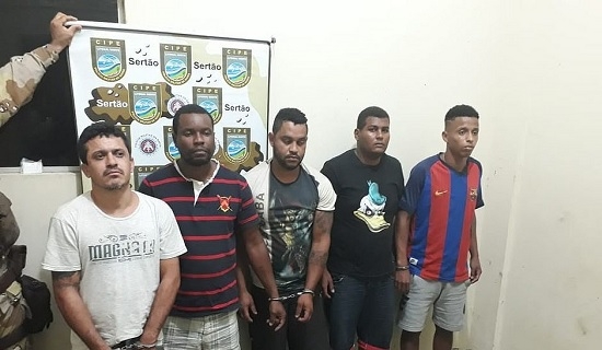 Cinco homens são detidos com mais de 50 kg de maconha prensada em Amargosa