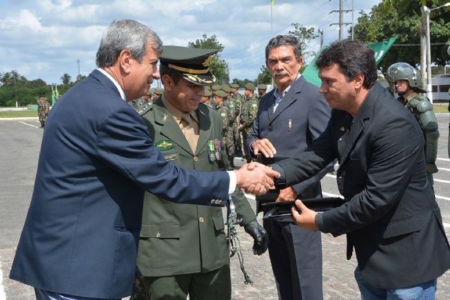  Prefeito Colbert Martins Filho participa das comemorações do Dia do Soldado