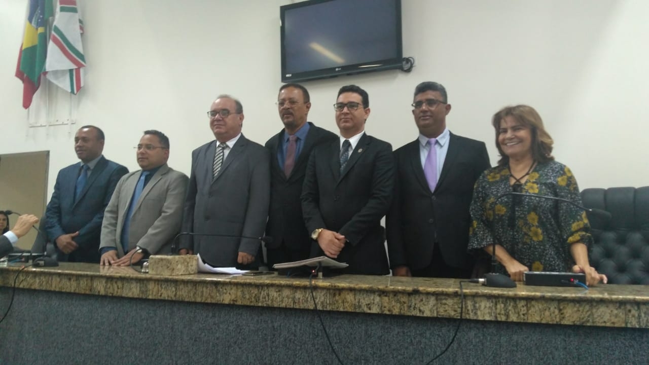 José Carneiro é reeleito por unanimidade presidente do Legislativo feirense