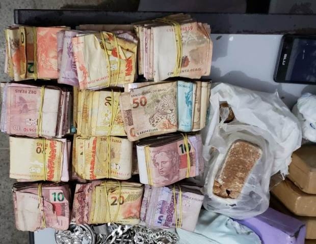 Polícia cumpre mandados de prisão em Alagoinhas e apreende R$ 74 mil, além de droga e armas