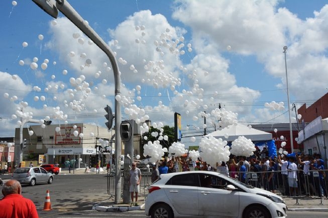 Feira Pede Paz: Milhares de balões brancos sobrevoam o céu da cidade
