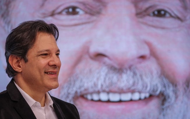 Haddad pede que militantes busquem votos entre indecisos e “gente enganada”