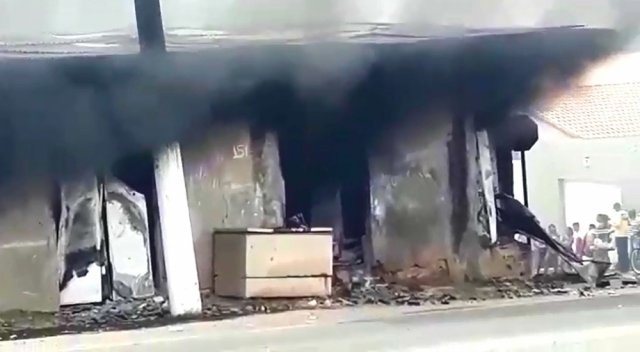 Após explosão de tanque de gás de geladeira, loja pega fogo e fica destruída no sul da BA