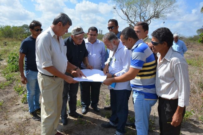 PMFS: Obras de prolongamento da Fraga Maia são iniciadas com a construção de dois muros demarcando a artéria das áreas privadas