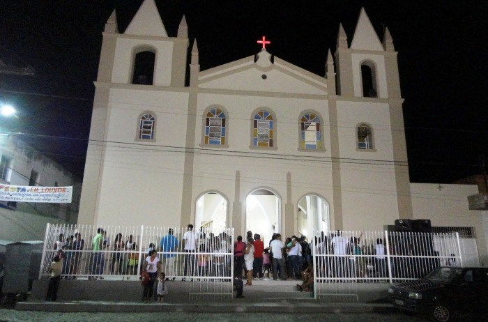 Jovem alvejado a tiros morre dentro da igreja de Anguera