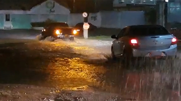 Forte chuva deixa ruas de Campo Formoso alagadas e intransitáveis