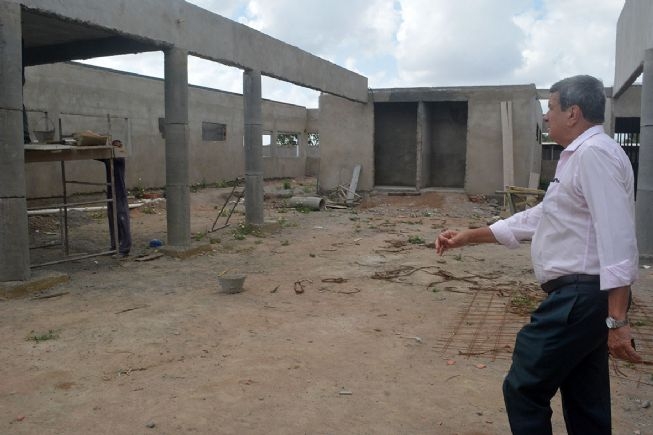  Obras da Escola Quilombola, no distrito de Maria Quitéria, recebem a visita do prefeito