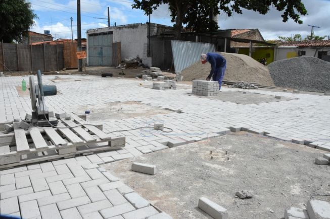Construção de praça na João Durval 90 por cento concluída