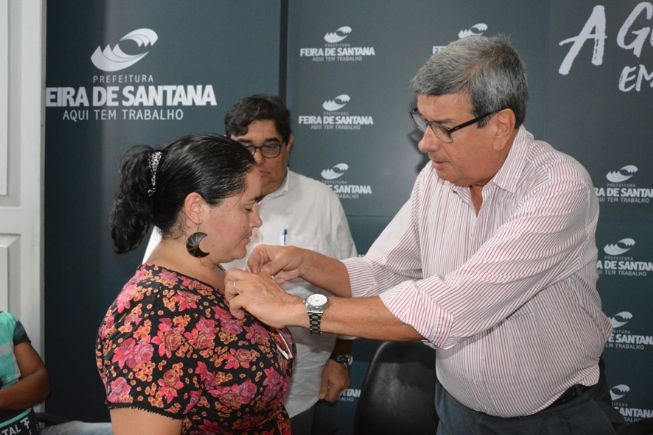 PMFS: Agentes administrativos regionais recebem crachás funcionais no Paço Municipal Maria Quitéria