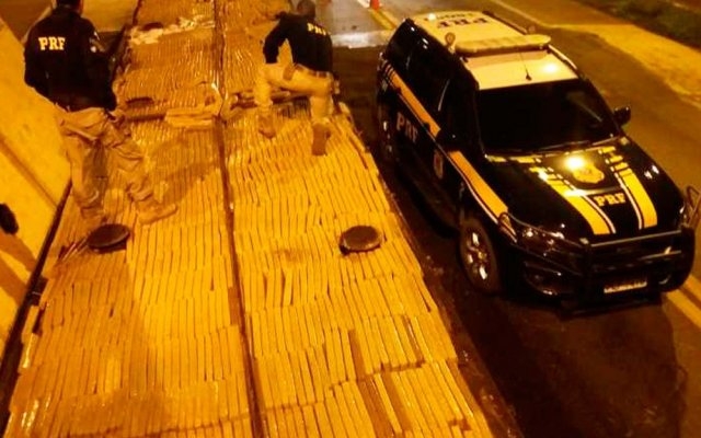 PRF apreende mais de uma tonelada de maconha escondida em carga de esterco no sudoeste da Bahia