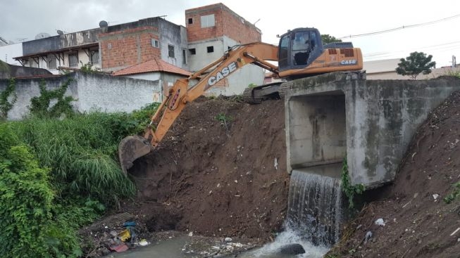 Prefeitura de Feira intensifica limpeza em canais de drenagem