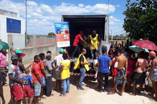 FEIRA DE SANTANA: Defesa Civil e LBV entregam cestas de alimentos para mil famílias em Maria Quitéria