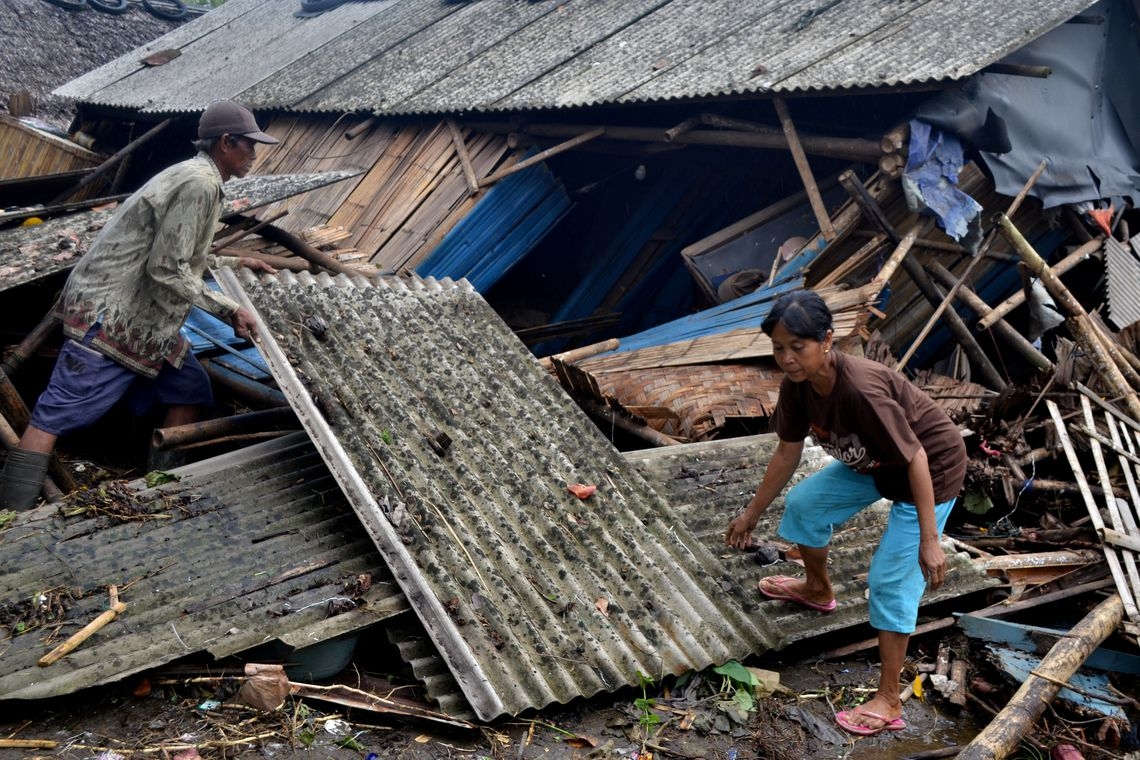 Indonésia registra 373 mortos após tsunami