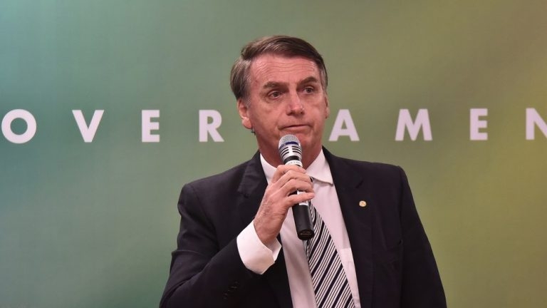 Bolsonaro promete decreto para liberar posse de arma a pessoas sem ficha criminal