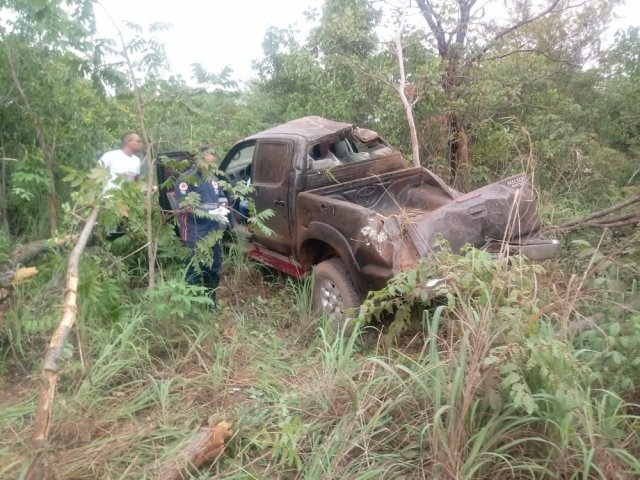 Motorista de caminhonete morre após veículo bater em árvore e capotar na BR-242